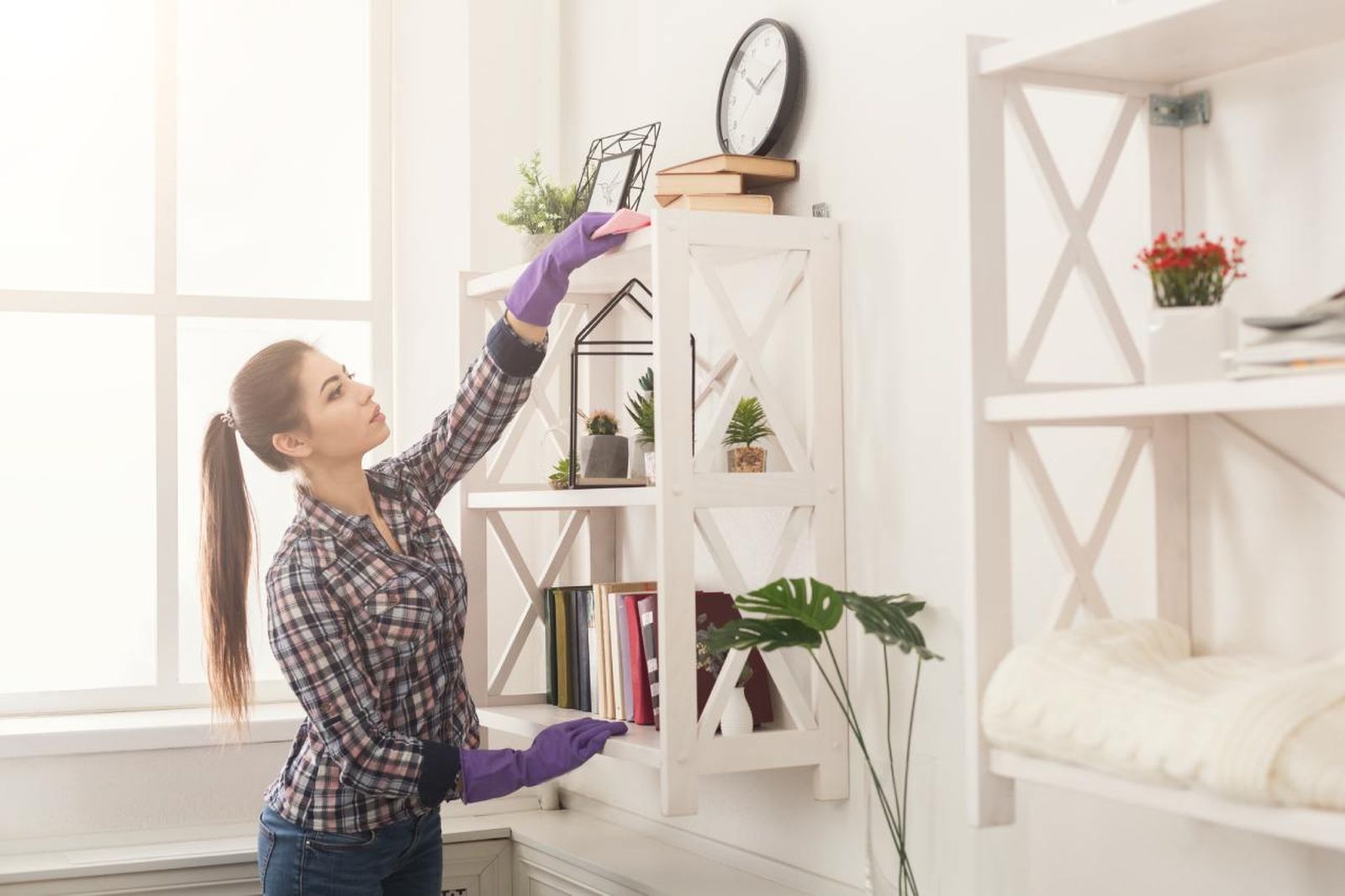 Pasa un paño húmedo para eliminar manchas y polvo del pladur blanco