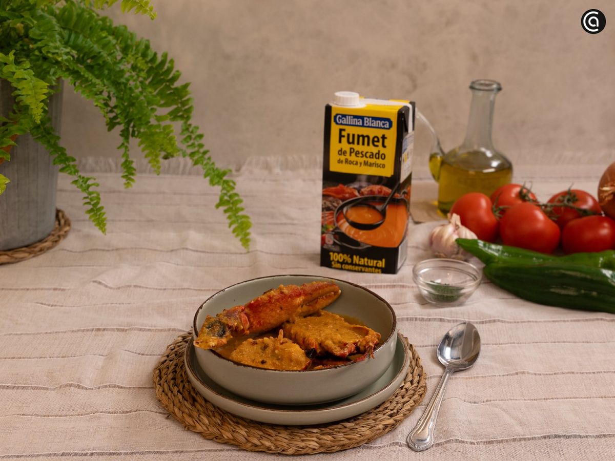 La caldereta de bogavante es un guiso tradicional perfecto para ocasiones especiales