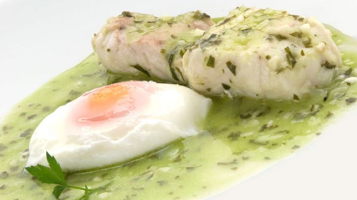 Merluza en salsa verde con huevo escalfado