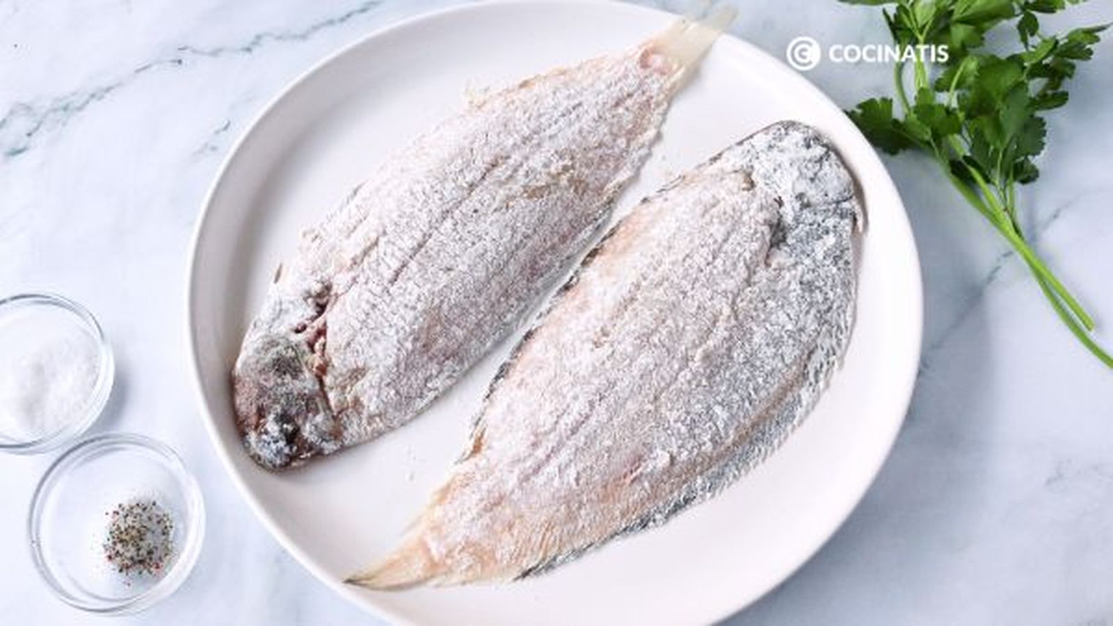 Enharina el pescado receta lenguado a la meuniere paso 1