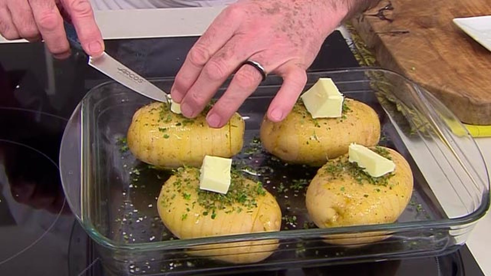 Pon la mantequilla sobre las patatas antes de meterlas al horno