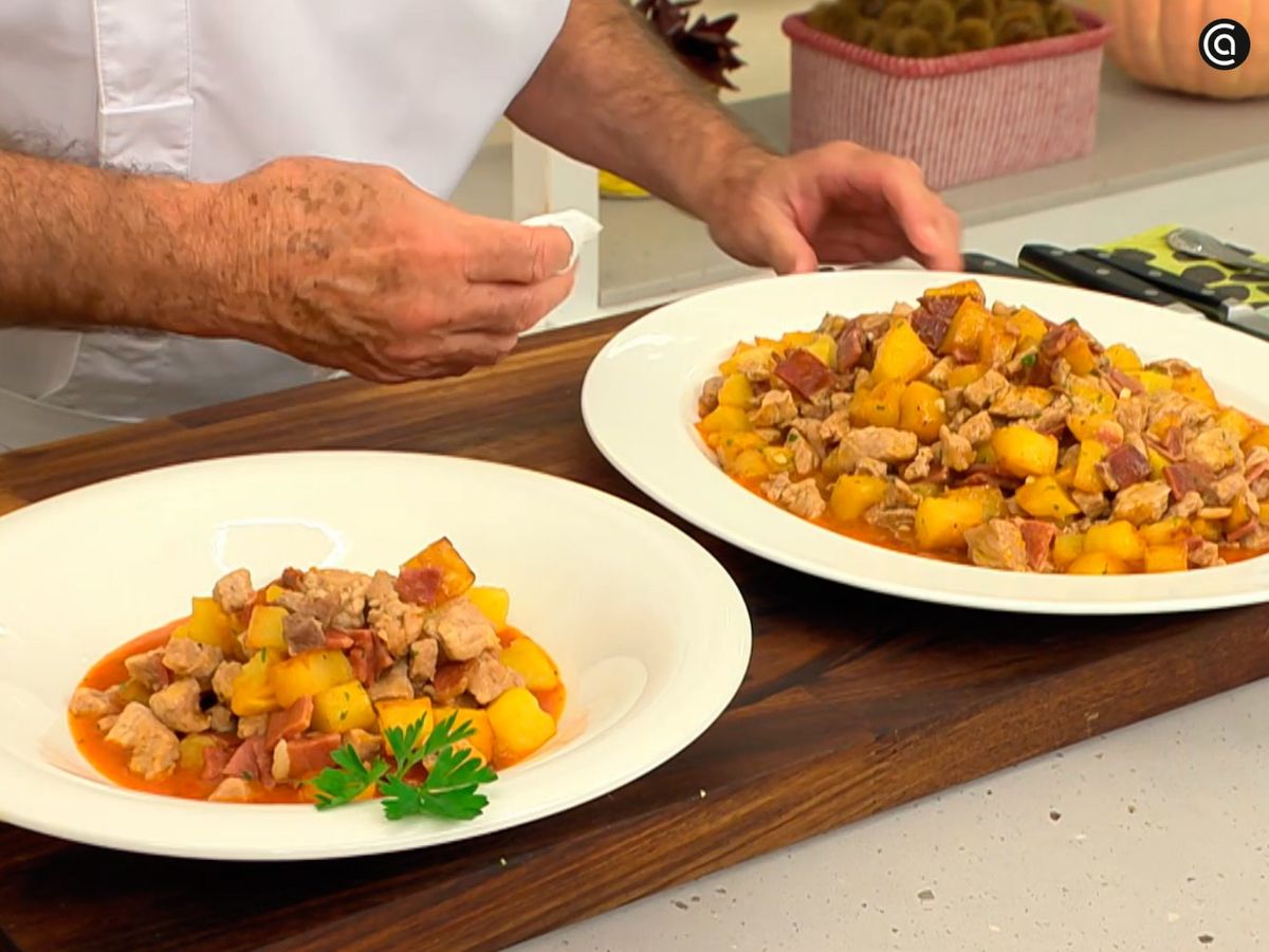 Incorpora las patatas fritas al guiso, mezcla bien y sirve