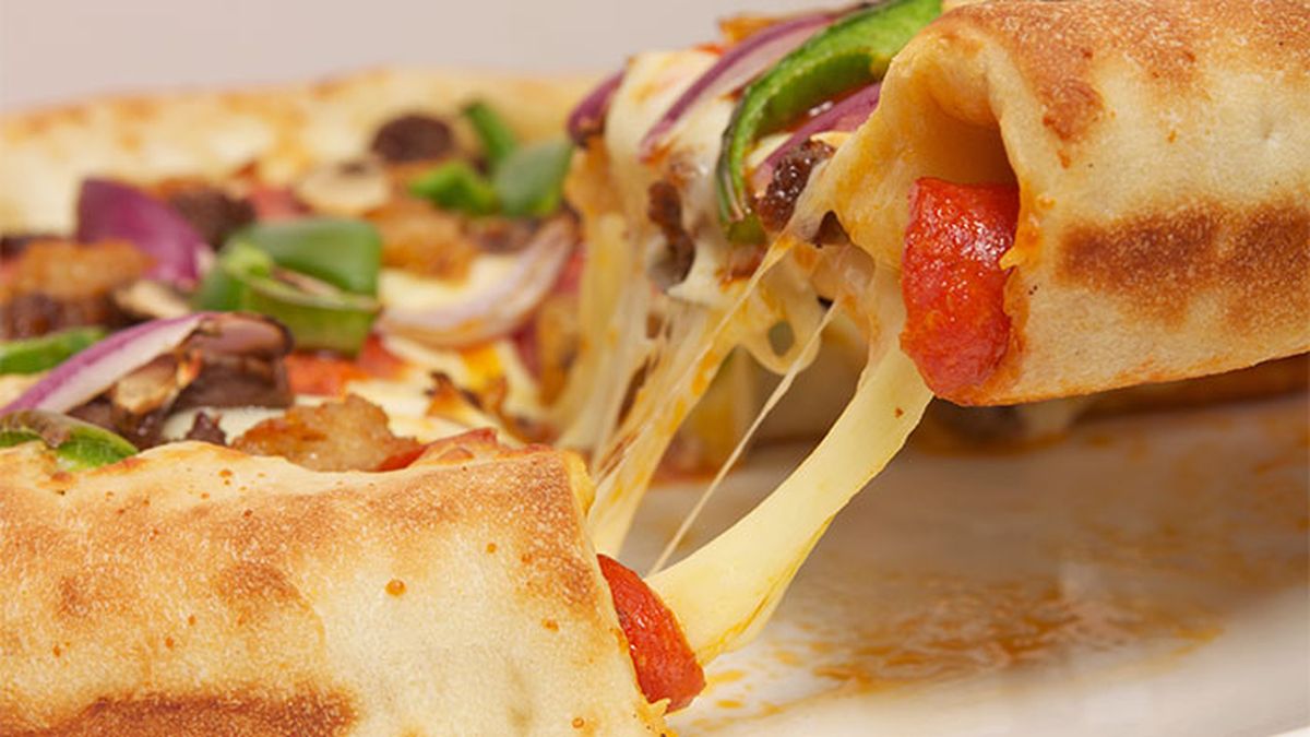 como hacer pizzas caseras con borde relleno de queso chorizo