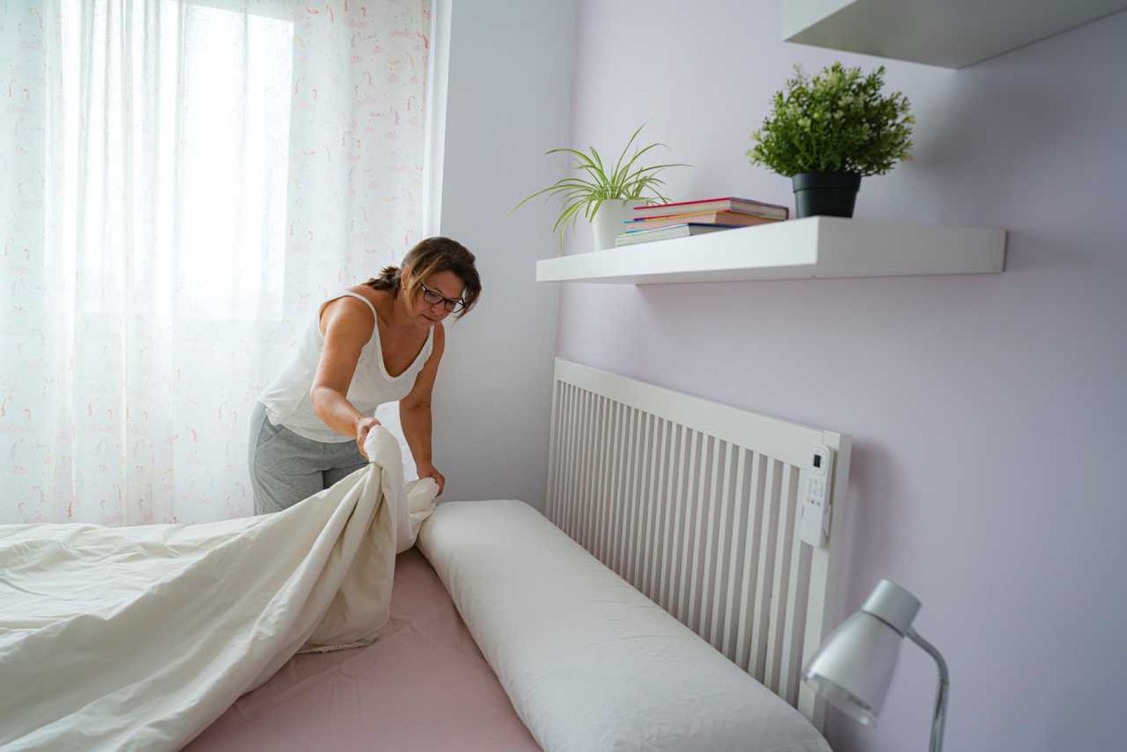 La limpieza periódica es esencial en el dormitorio.