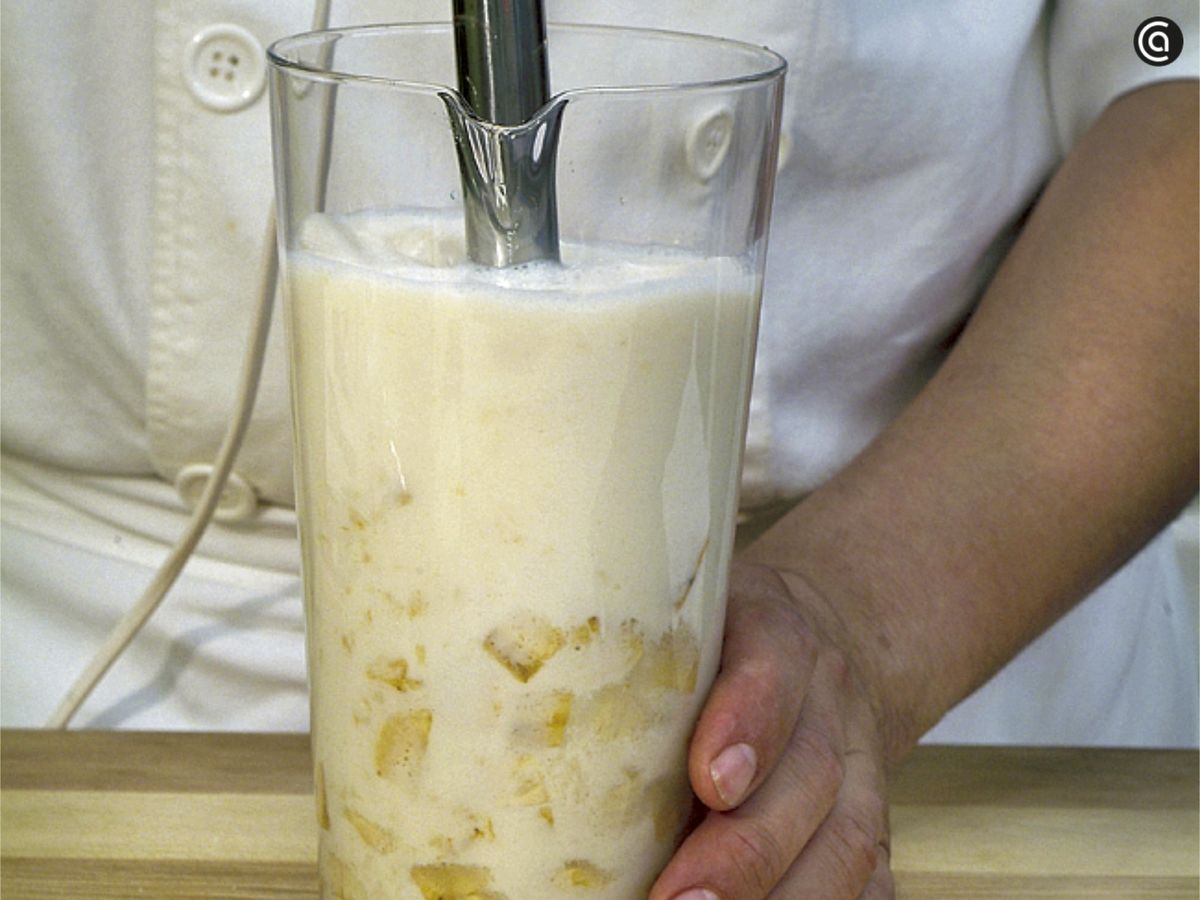 Agrega la leche y el azúcar y tritura