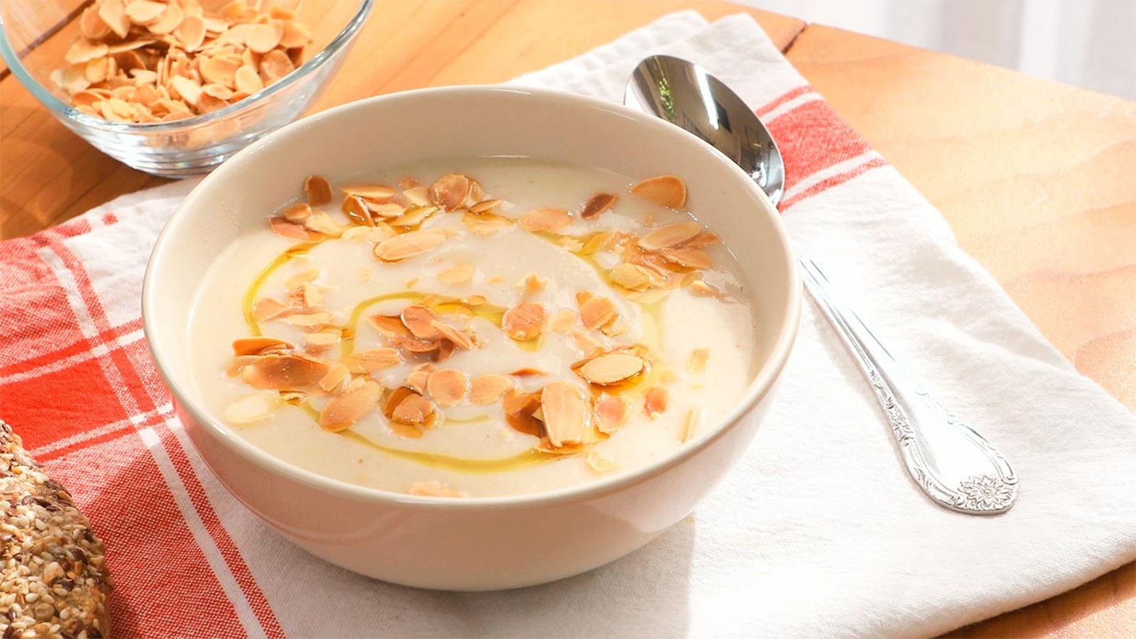 Crema de coliflor y almendras