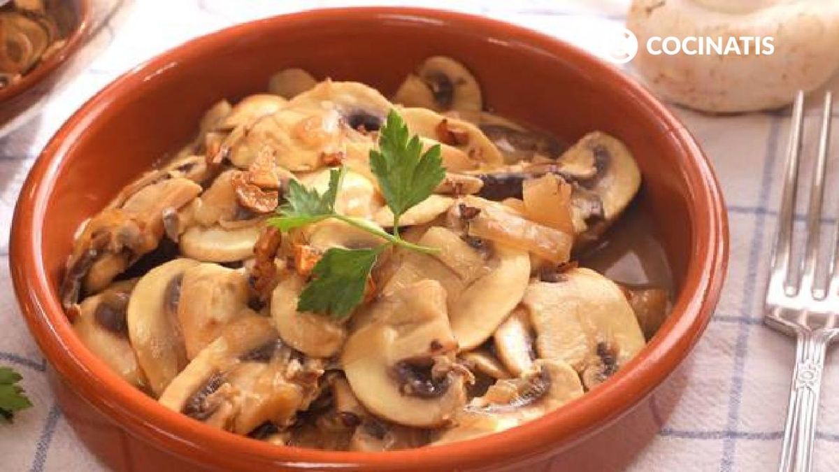 Sirve los champiñones al ajillo