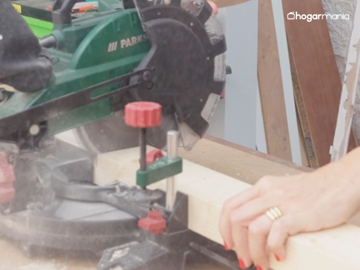 El listón queda bien sujeto en la sierra para realizar un corte recto y preciso.