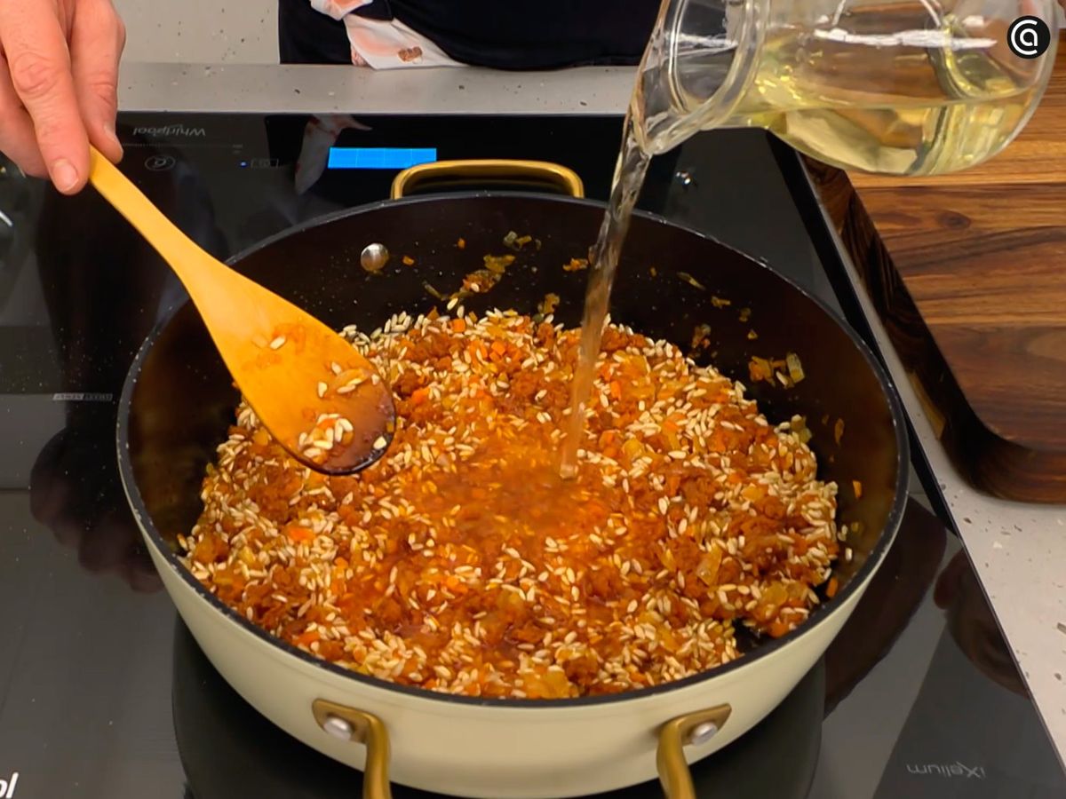 Añade la sobrasada, rehógala unos minutos y después agrega el arroz y el vino