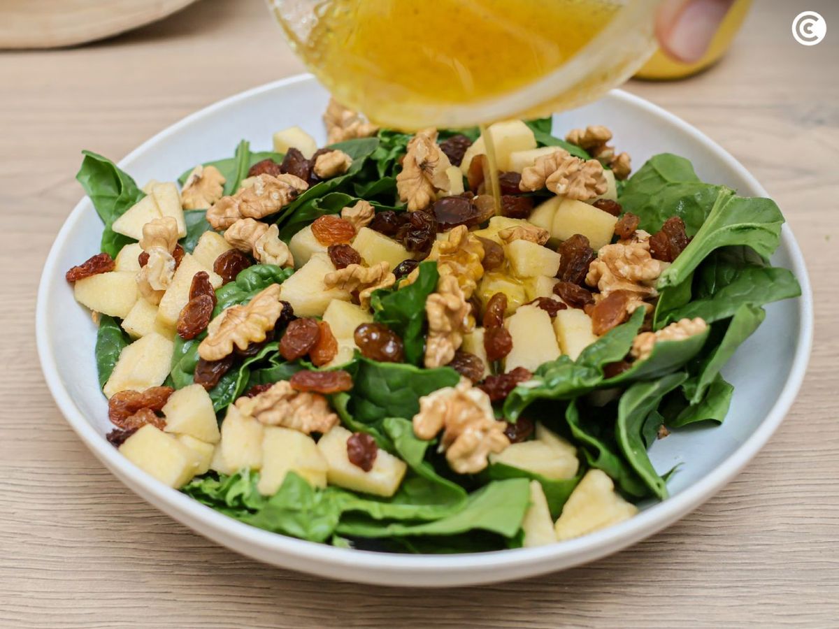 Aliña la ensalada de espinacas justo antes de servir