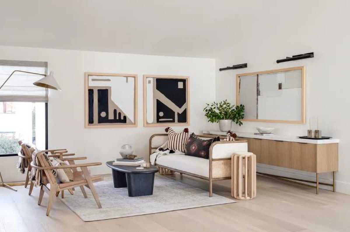 Salón con muebles de madera y tejidos naturales.