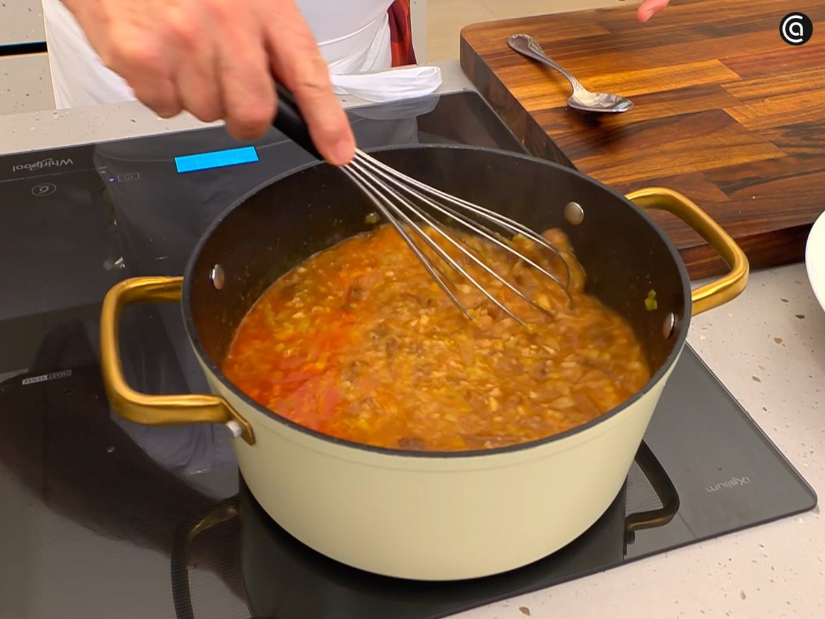 Echa el caldo, deja que se cocine y, cuando esté listo, bate hasta obtener la textura deseada