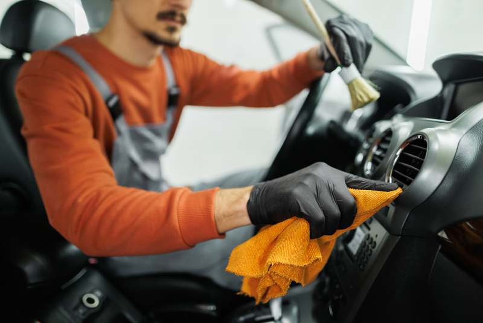 Si el coche está muy sucio opta por llevarlo a una empresa de lavado profesional Si el coche está muy sucio opta por llevarlo a una empresa de lavado profesional