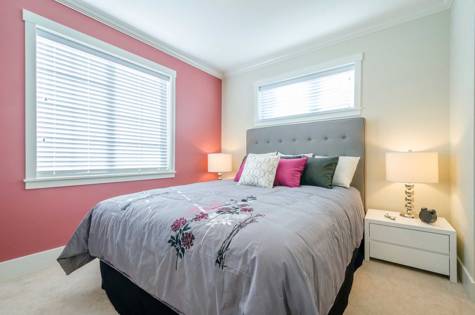Dormitorio femenino en rosa, gris y blanco