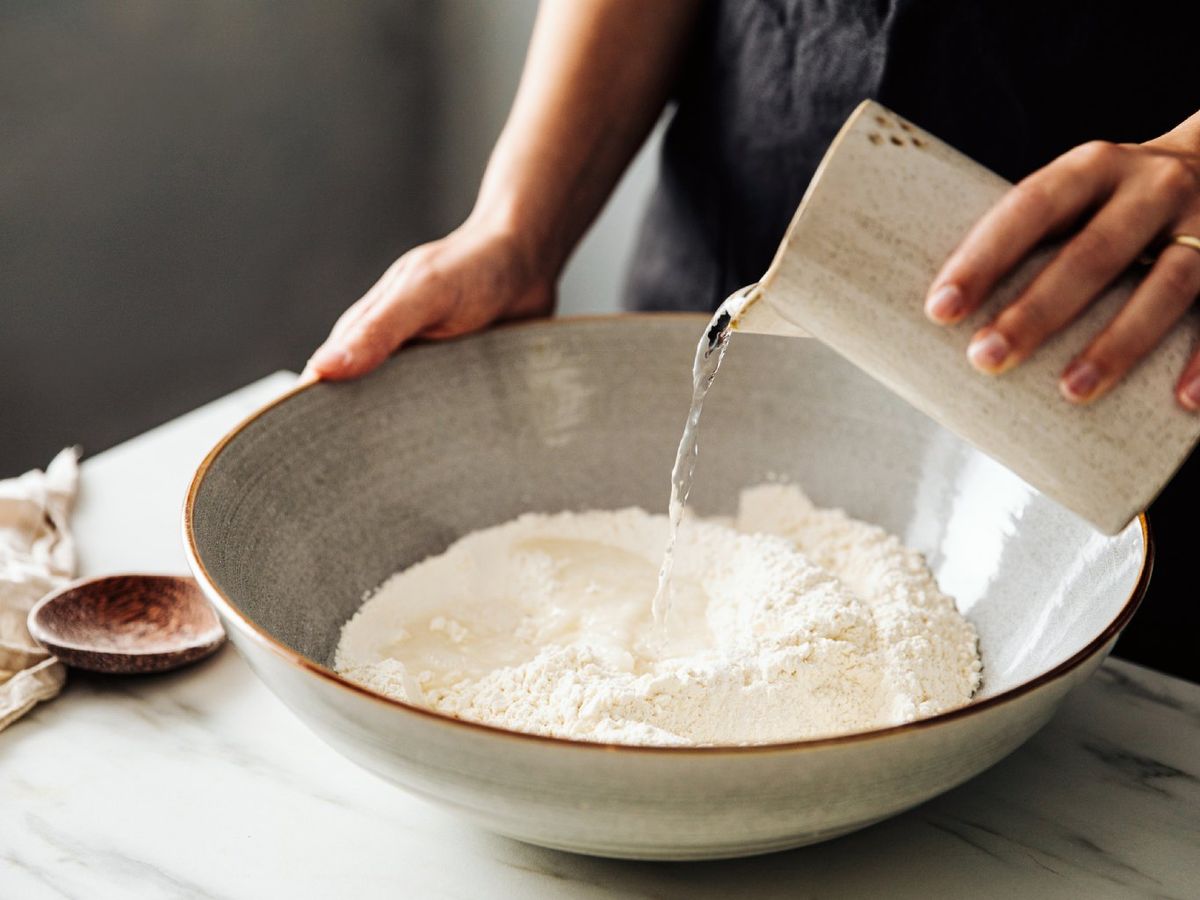 La harina blanca o refinada proviene del endospermo; es ligera, duradera y base de panes y repostería