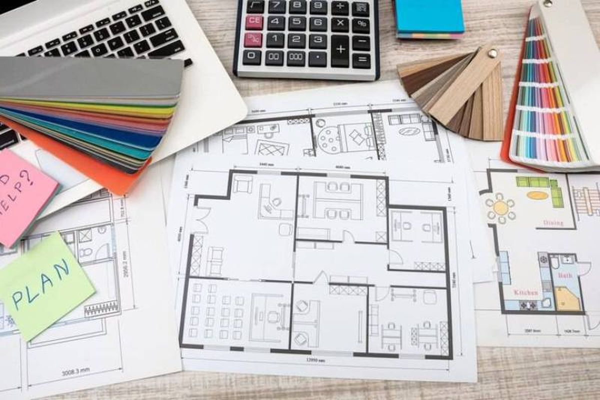 Planos sobre una mesa para reforma en casa.