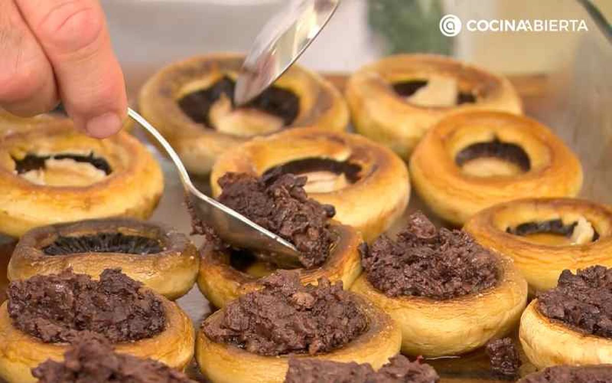 Rellena los champiñones con morcilla y hornea 6 minutos