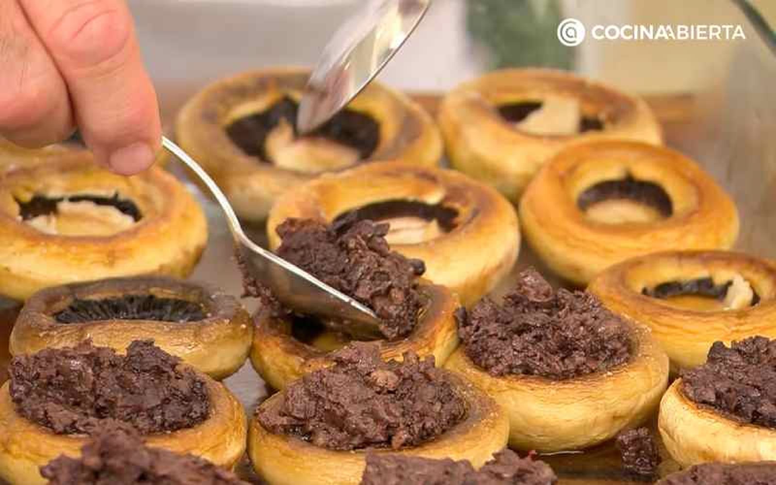 Rellena los champiñones con morcilla y hornea 6 minutos Rellena los champiñones con morcilla y hornea 6 minutos