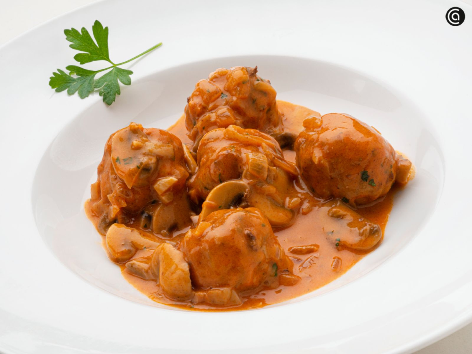 Albóndigas con champiñones en salsa cremosa, un segundo plato económico que siempre triunfa en Navidad.