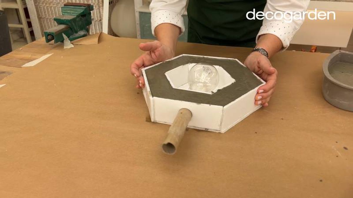 Asentar el cemento dentro del molde con pequeños movimientos.