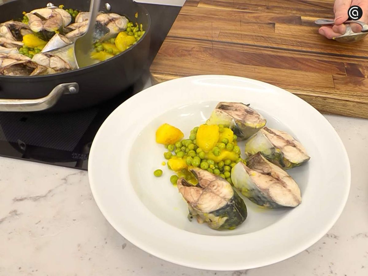Sirve la cazuela de caballa con guisantes