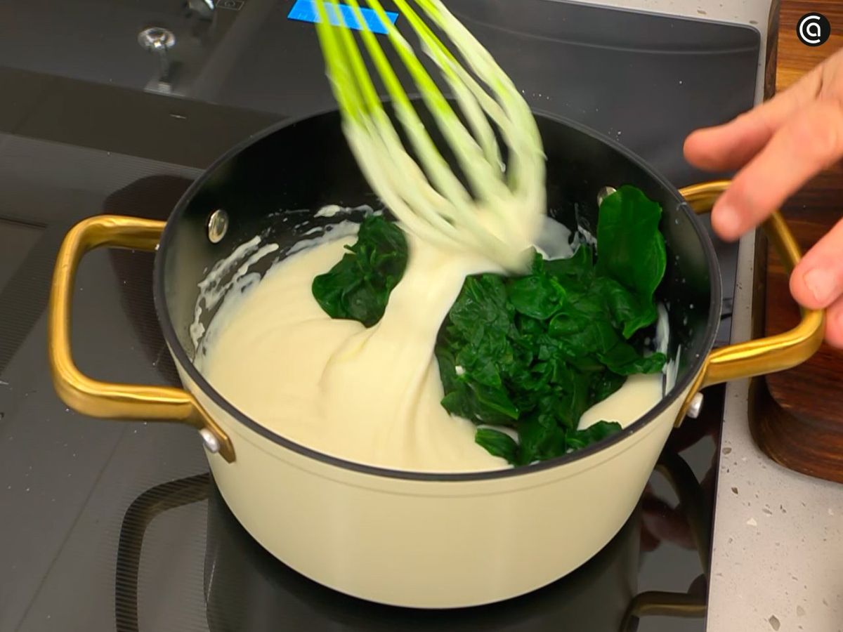 Incorpora las espinacas cocidas a la bechamel y mezcla bien