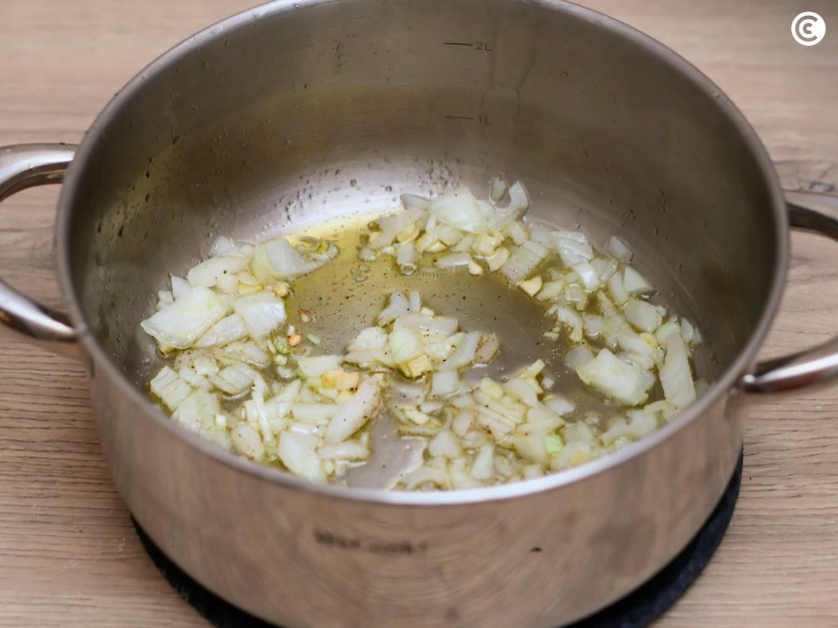 Sofreír la cebolla para la crema de espárragos verdes