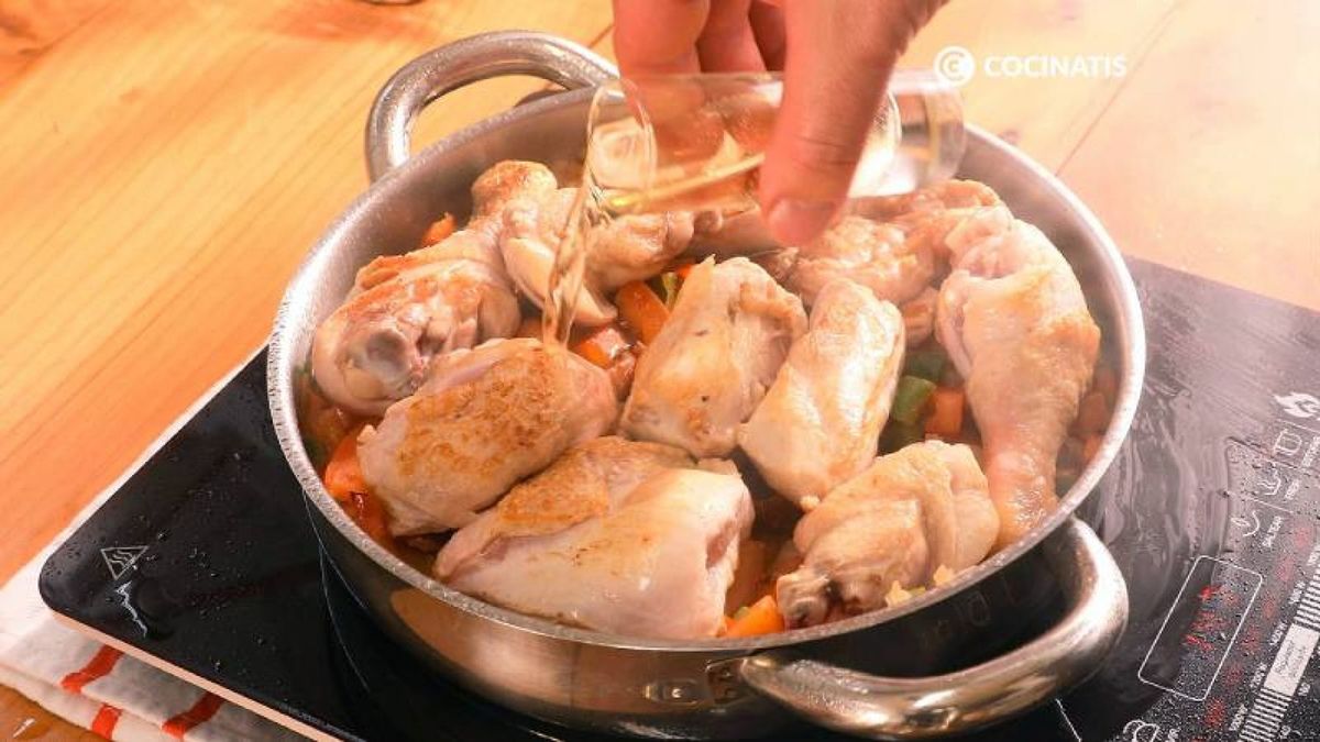 Añade el pollo, el vino blanco, un poco de agua y tapa la cazuela