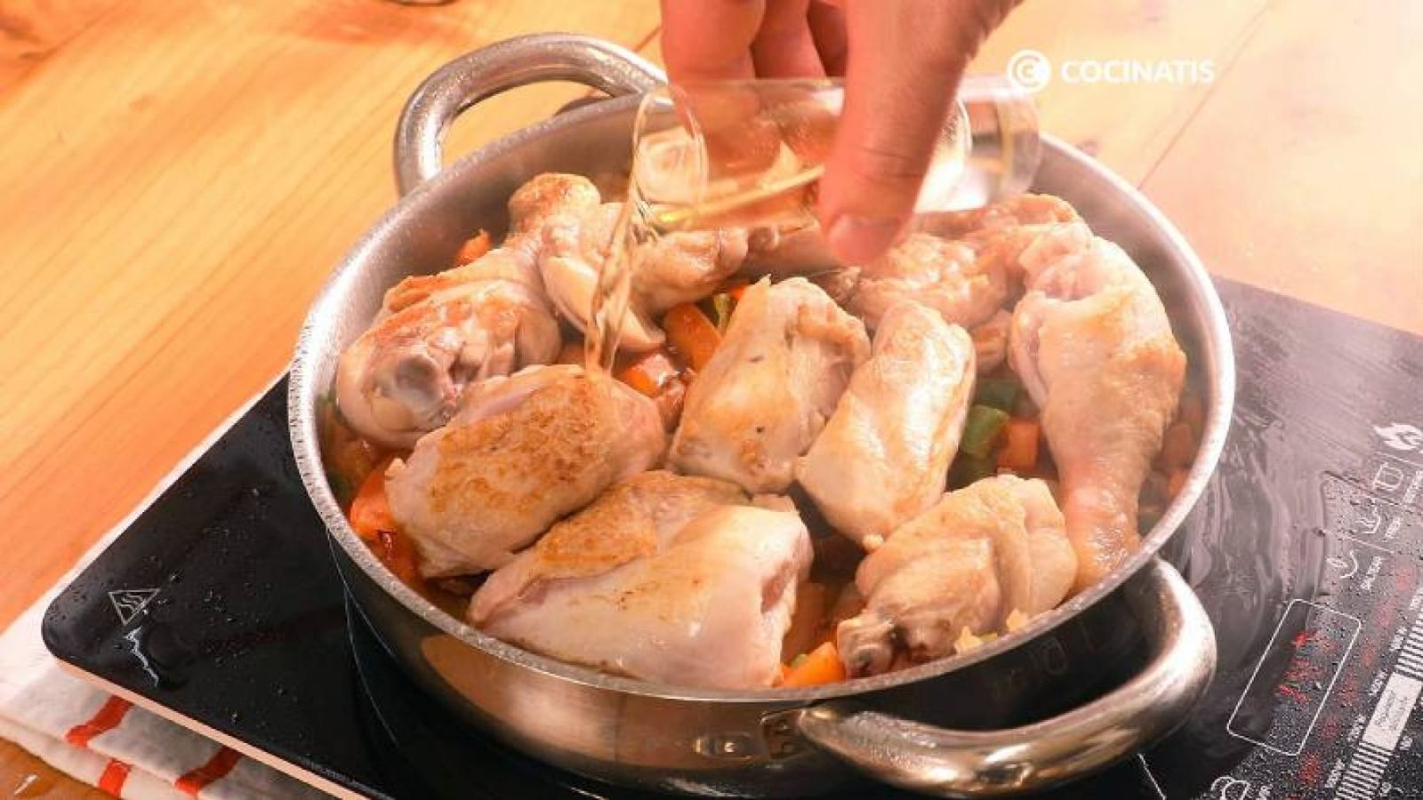 Añade el pollo, el vino blanco, un poco de agua y tapa la cazuela Añade el pollo, el vino blanco, un poco de agua y tapa la cazuela