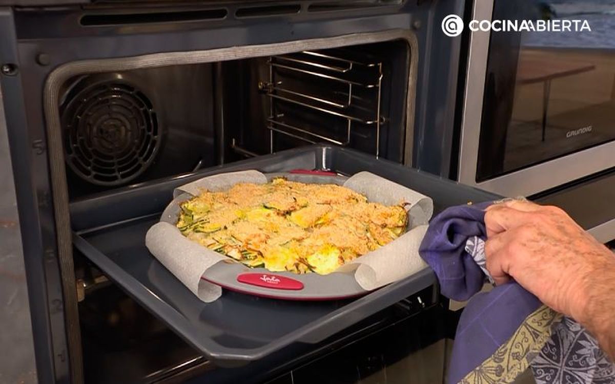 Desmolda, corta, sirve y decora con perejil