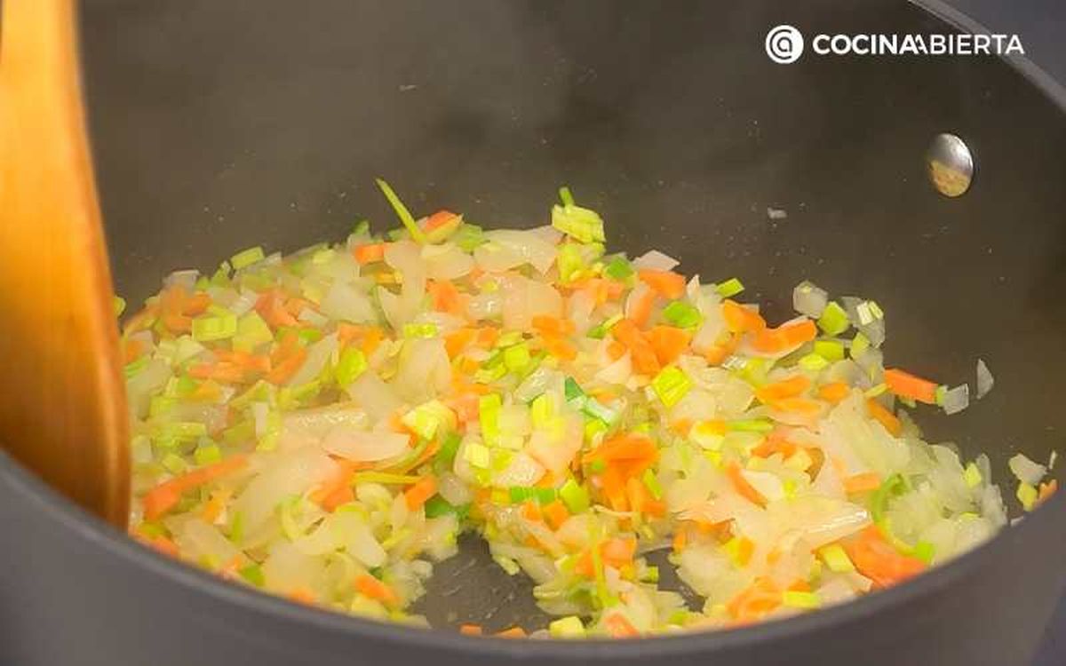 Corta las hortalizas en daditos y rehógalas