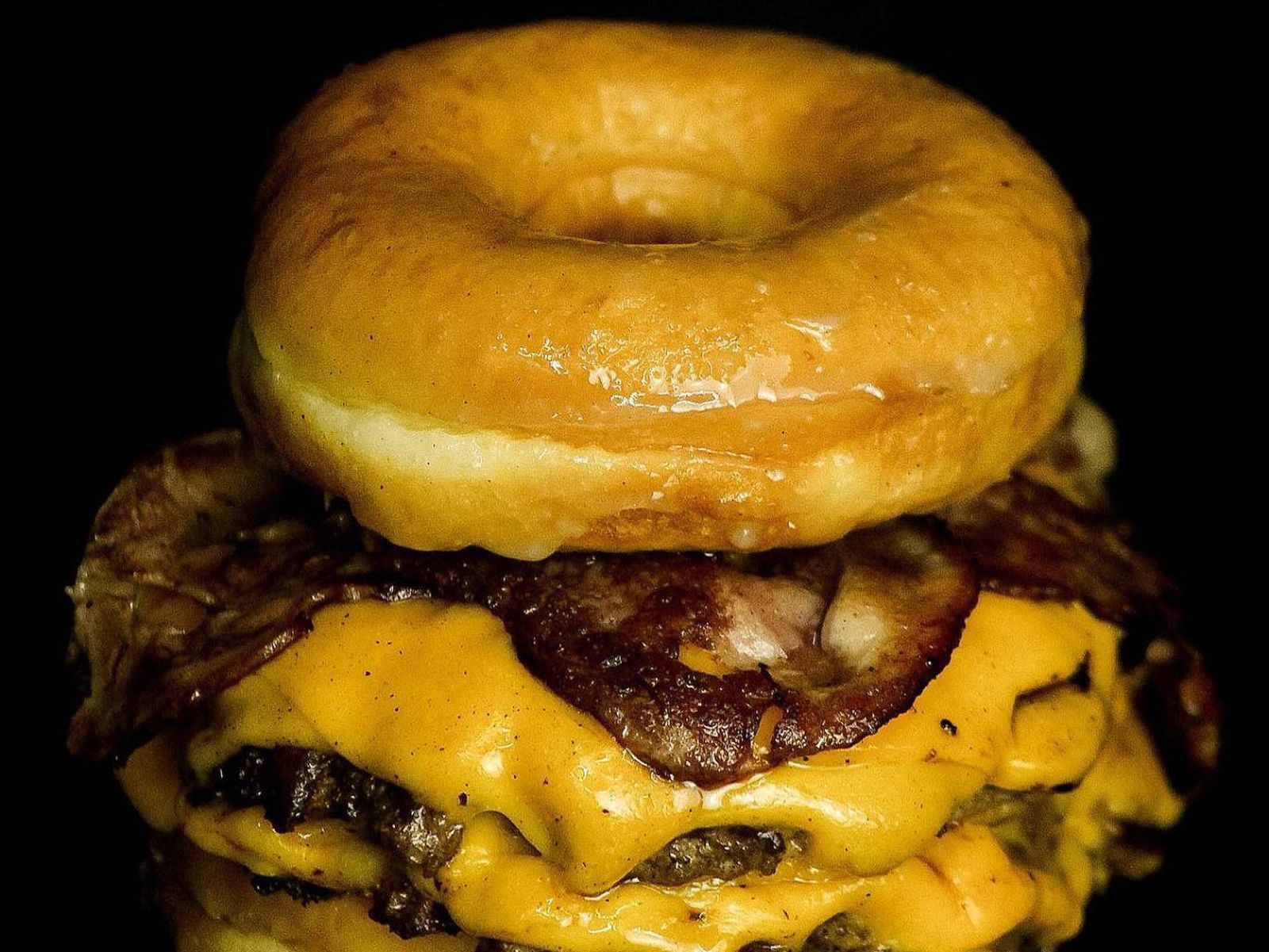 Las donut burgers combinan lo dulce y lo salado.