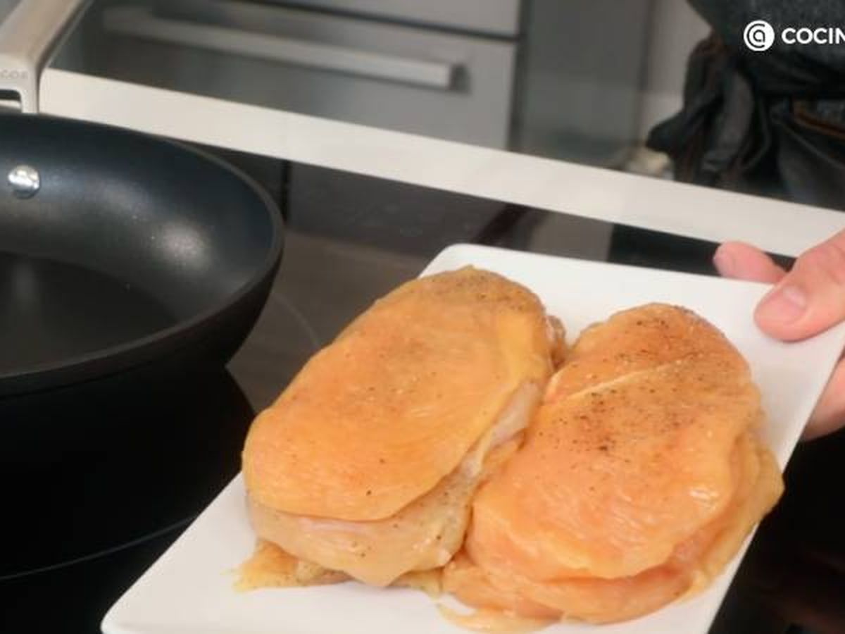 Prepara los ingredientes y cocina pechugas de pollo en la sartén