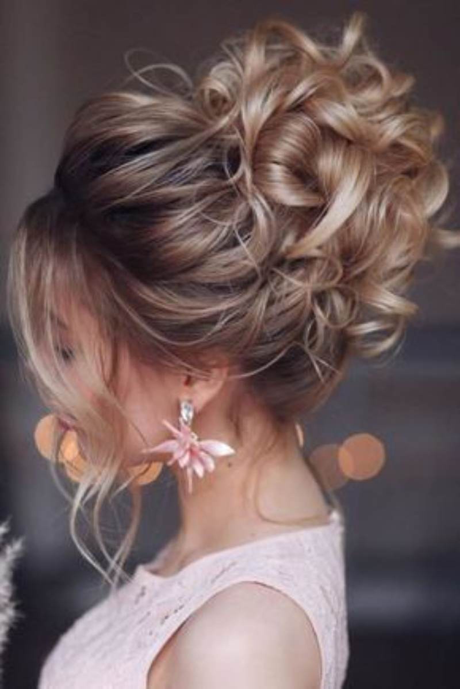 Moño con bucles con efecto despeinado Moño con bucles con efecto despeinado