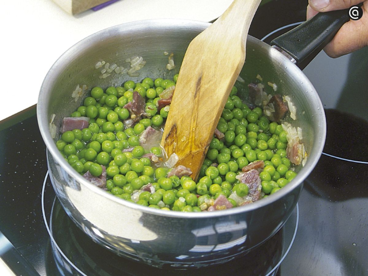 Incorpora los guisantes y cocina todo junto durante unos minutos
