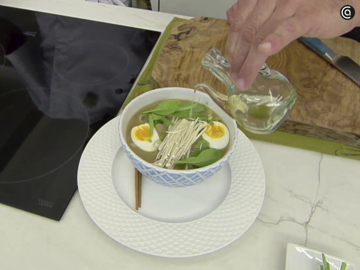 Sirve el ramen y adereza con unas gotitas de vinagre de arroz