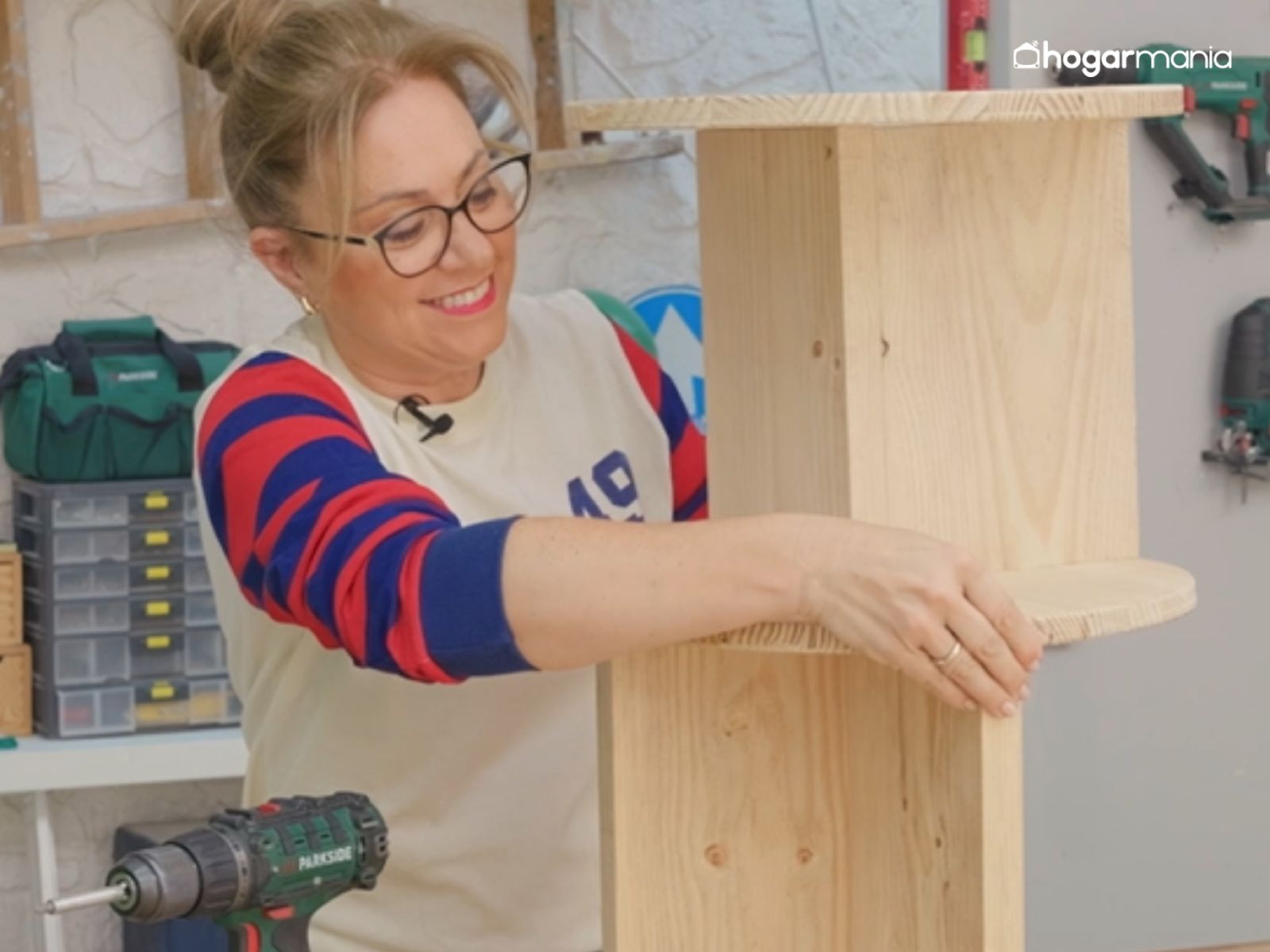 Añade la balda intermedia y ajústala hasta que quede perfectamente integrada.