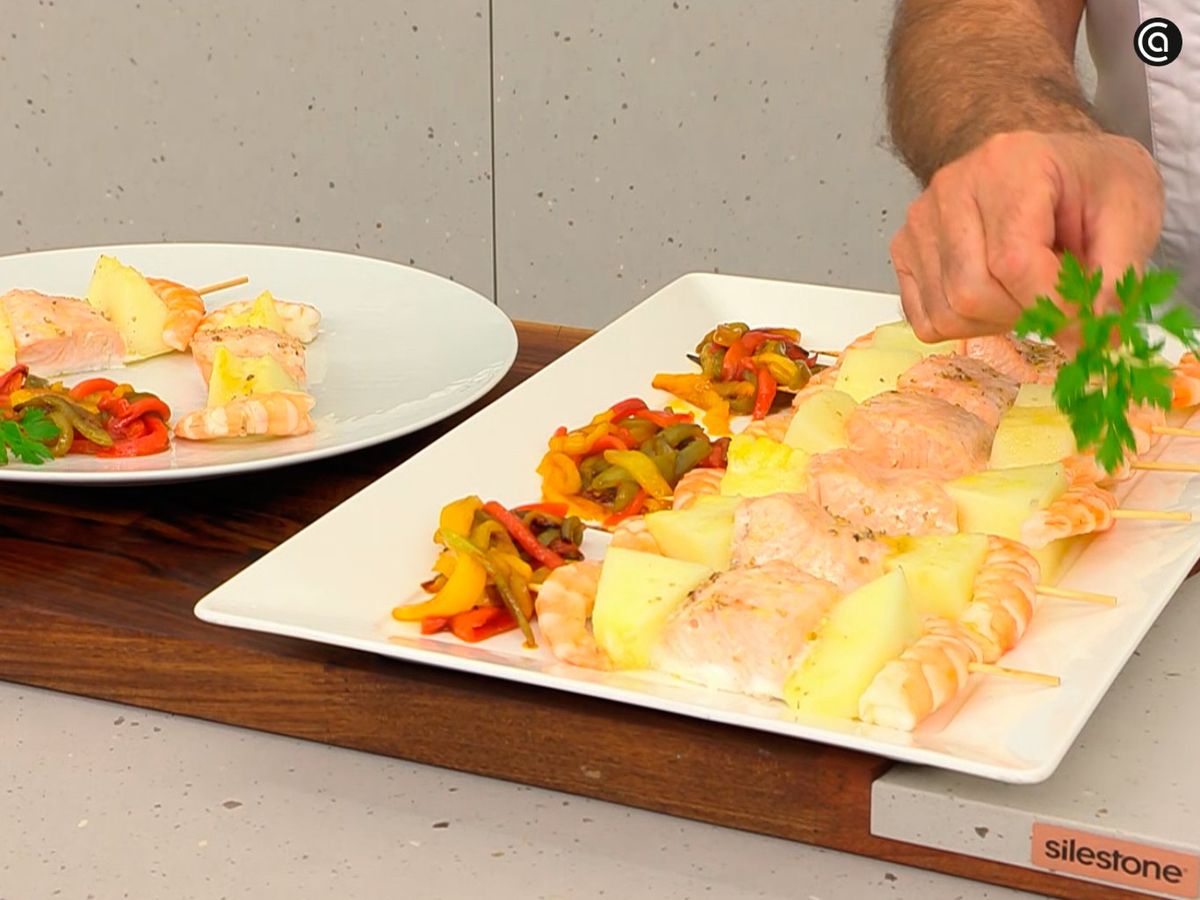 Acompaña las brochetas con pimientos morrones como guarnición