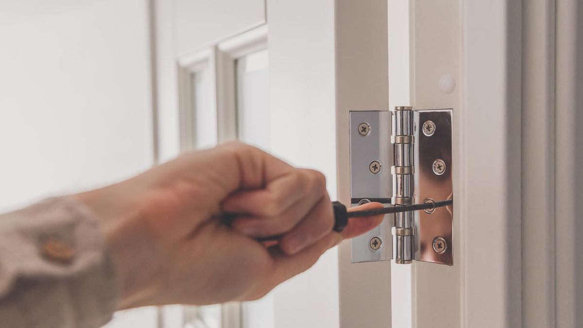 como pintar y barnizar puerta desmontar puerta