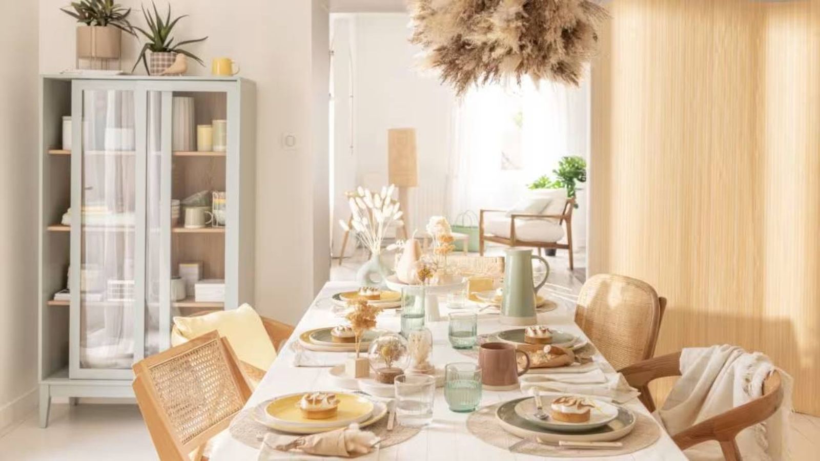 Mesa de comedor decorada con productos de la nueva colección.
