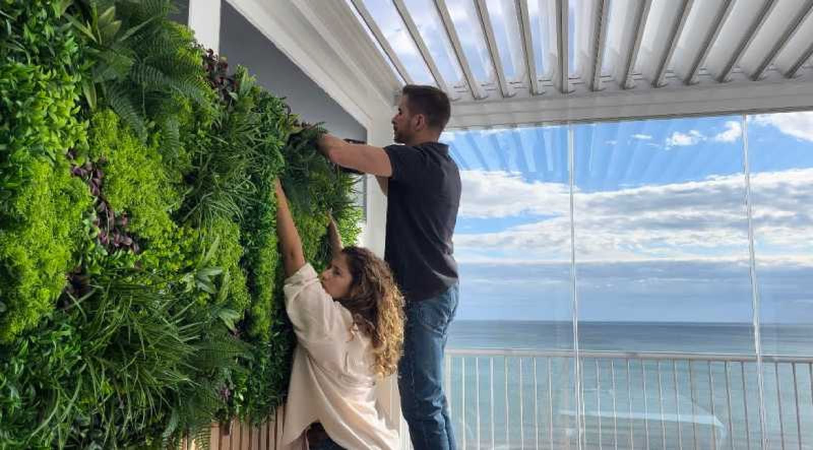 Instalar un jardín vertical en una pérgola.