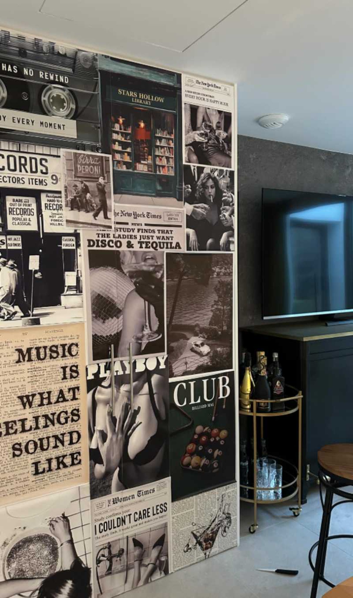 Armario de la caldera de la casa de Marina Rivers decorado con posters.