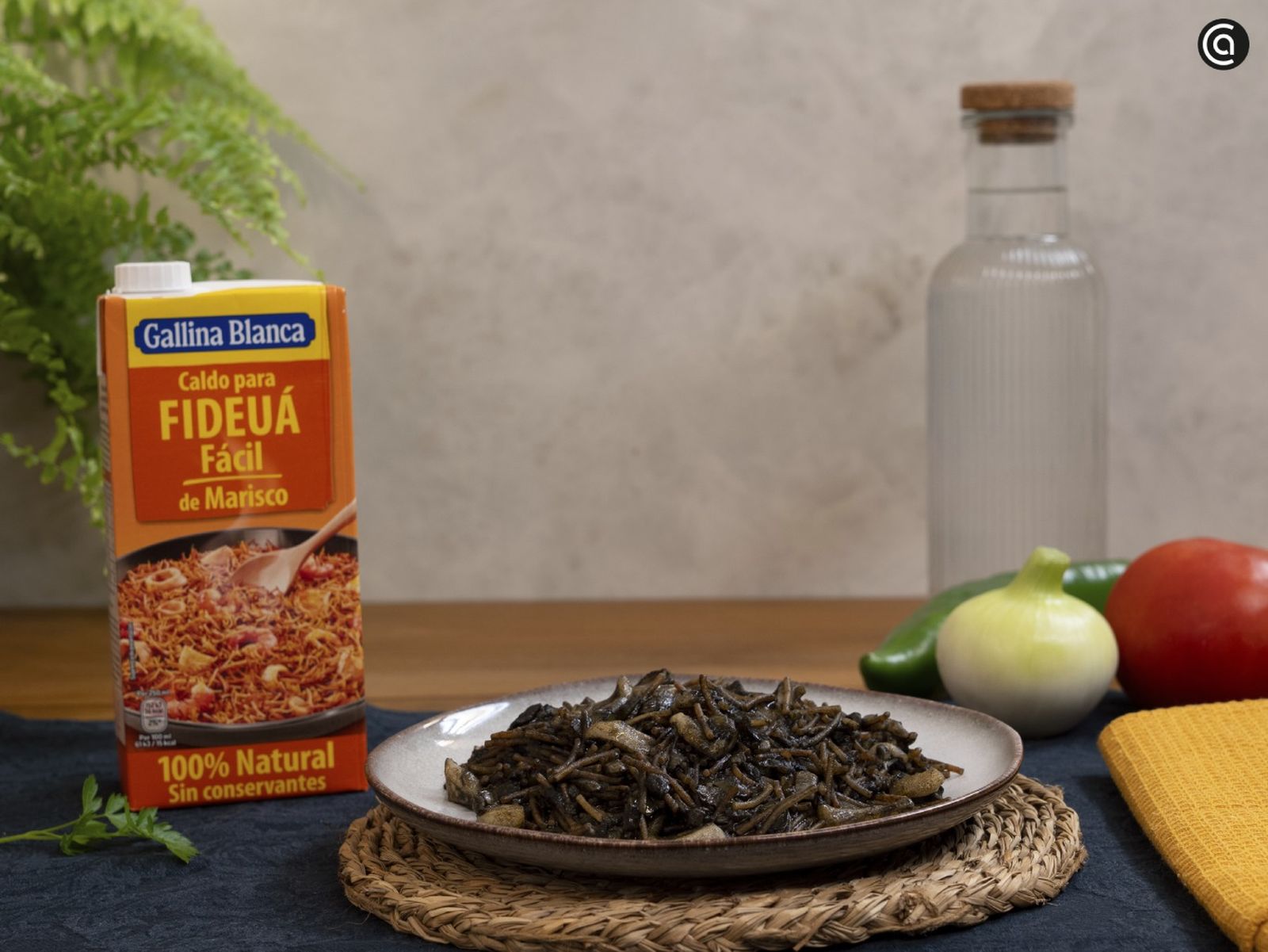Fideuá negra, el plato tradicional de la cocina mediterránea