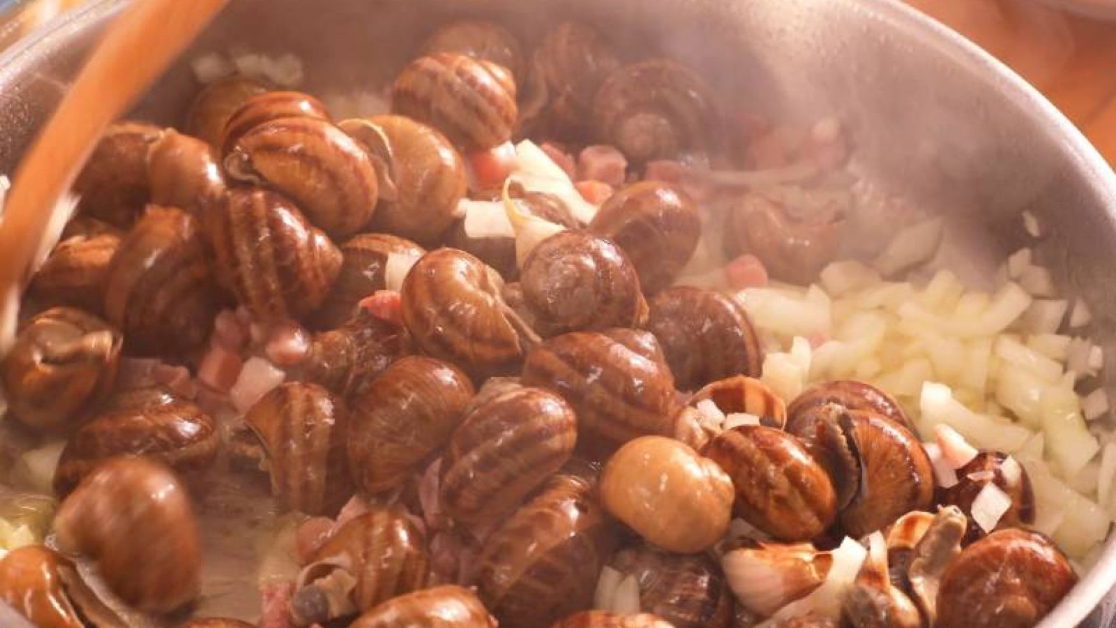 Sofríe los ingredientes en la cazuela para resaltar sus sabores antes de combinar con los caracoles Sofríe los ingredientes en la cazuela para resaltar sus sabores antes de combinar con los caracoles