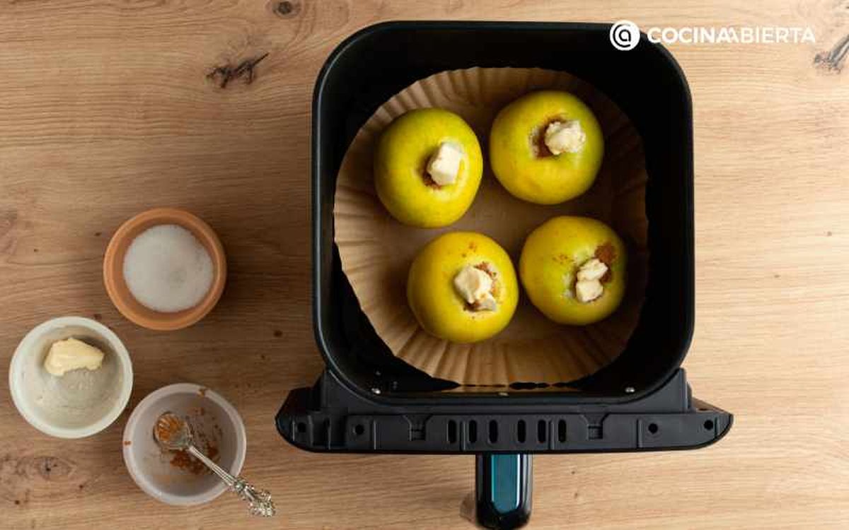 Pon las manzanas en la freidora de aire