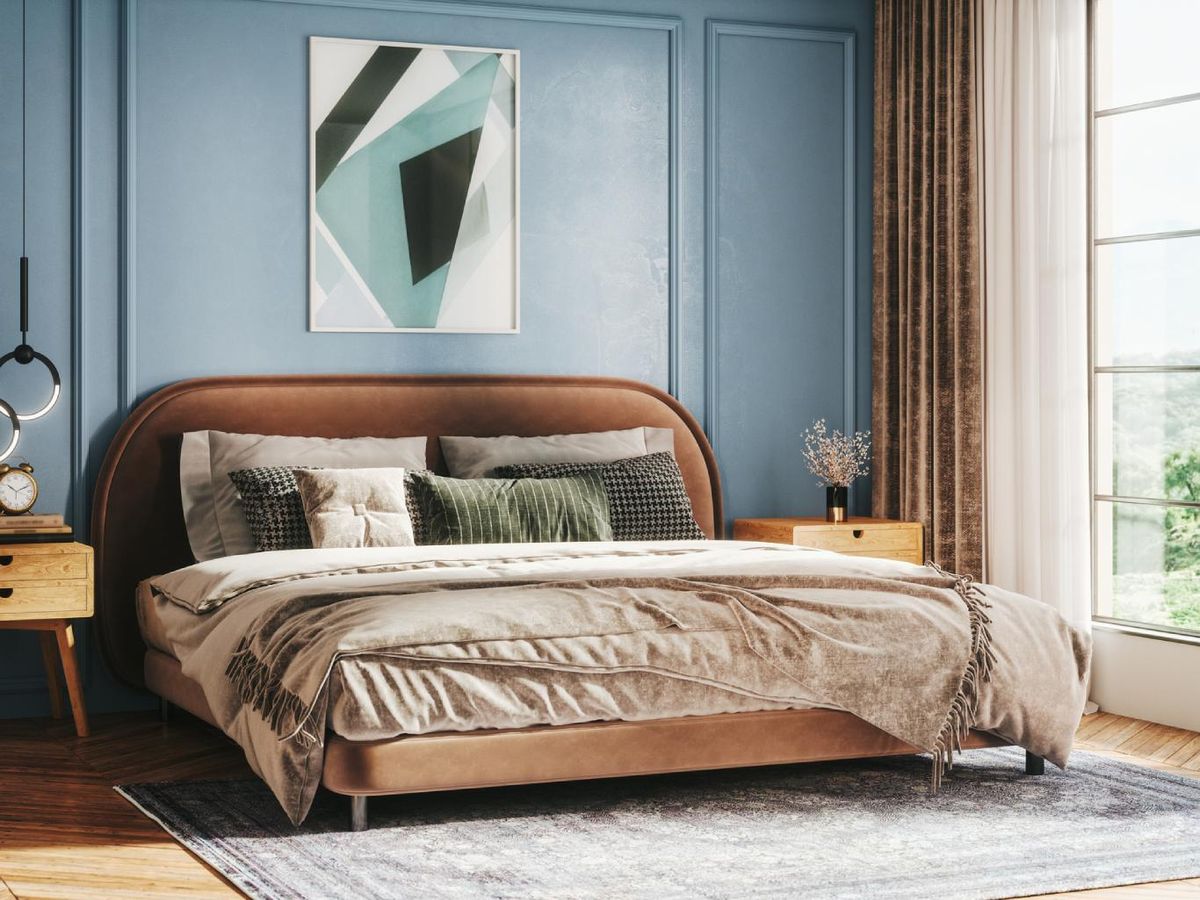 Dormitorio beige con pared azul.