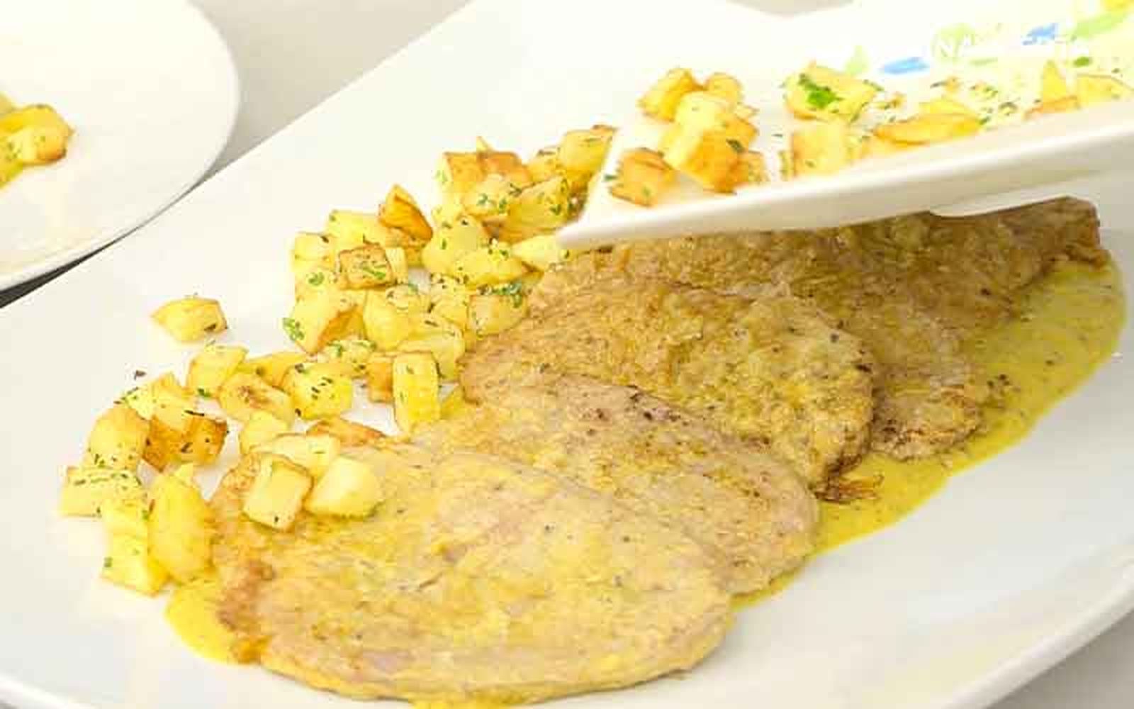 Sirve el redondo marinera con salsa de mostaza