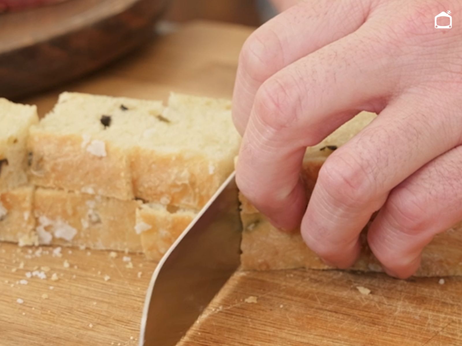 Un corte limpio en el pan para empezar la tabla con buena base.