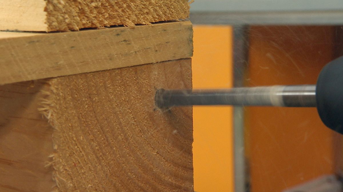 Cómo hacer mecedora colgante con un palé paso 2