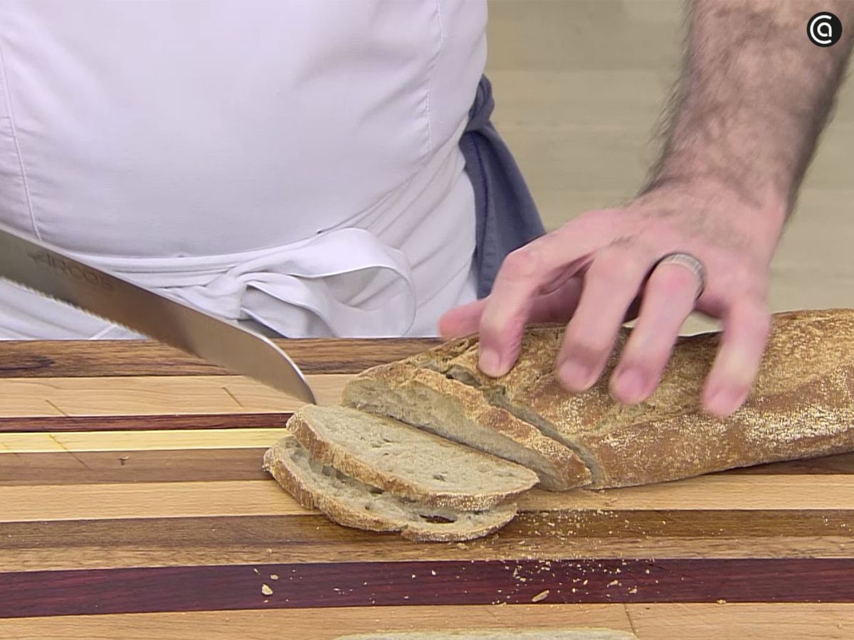 Corta el pan en rebanadas